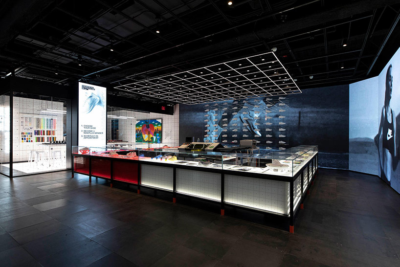 Círculo de rodamiento pálido Samuel NIKE opens immersive flagship store in NYC with wavy glass façade