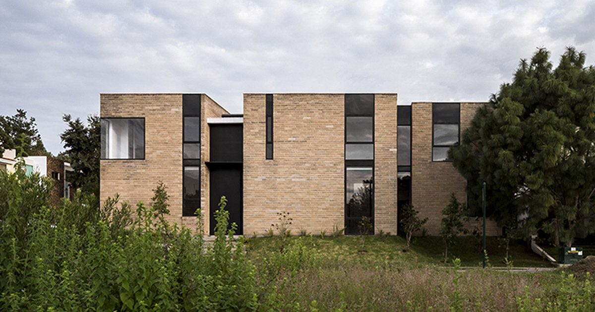 A Modern Lake House in Quebec Composed of Three Volumes