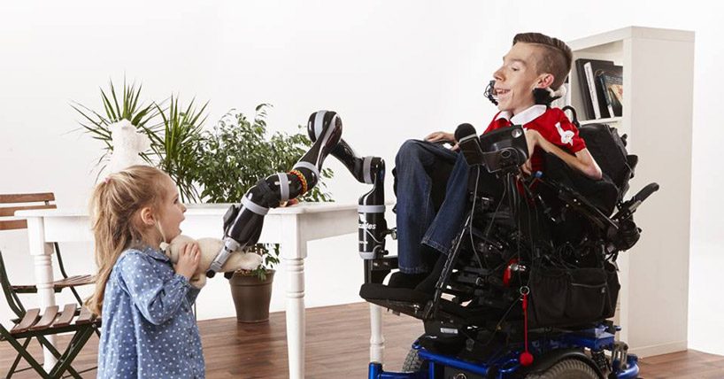 chokerende Begyndelsen Ellers KINOVA's 'JACO' is a robotic arm designed for power wheelchair users