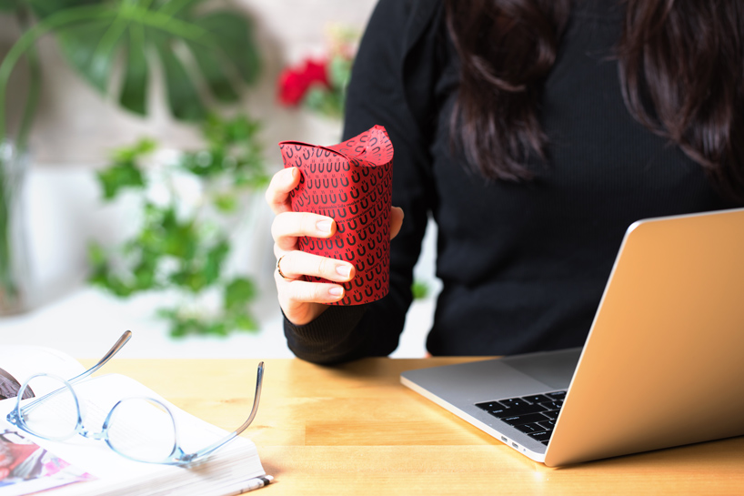 This award-winning to-go coffee cup comes with its own integrated