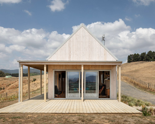MAKE architects assembles prefab house in new zealand in only four days