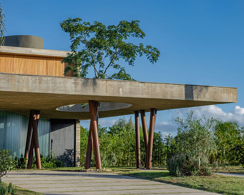 tree-like pilars lead into ananda's yoga studio by stemmer rodrigues, brazil