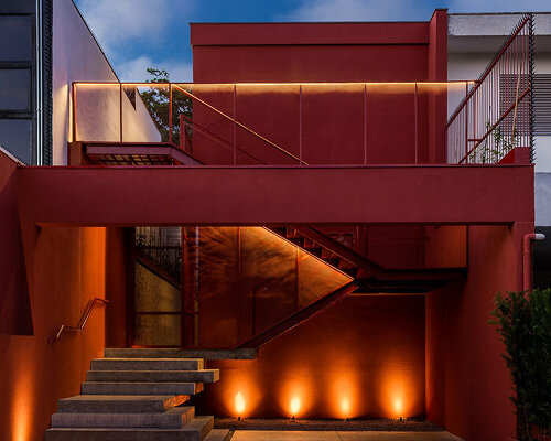 superlimão transforms a 90's house in brazil into a red retreat for yoga