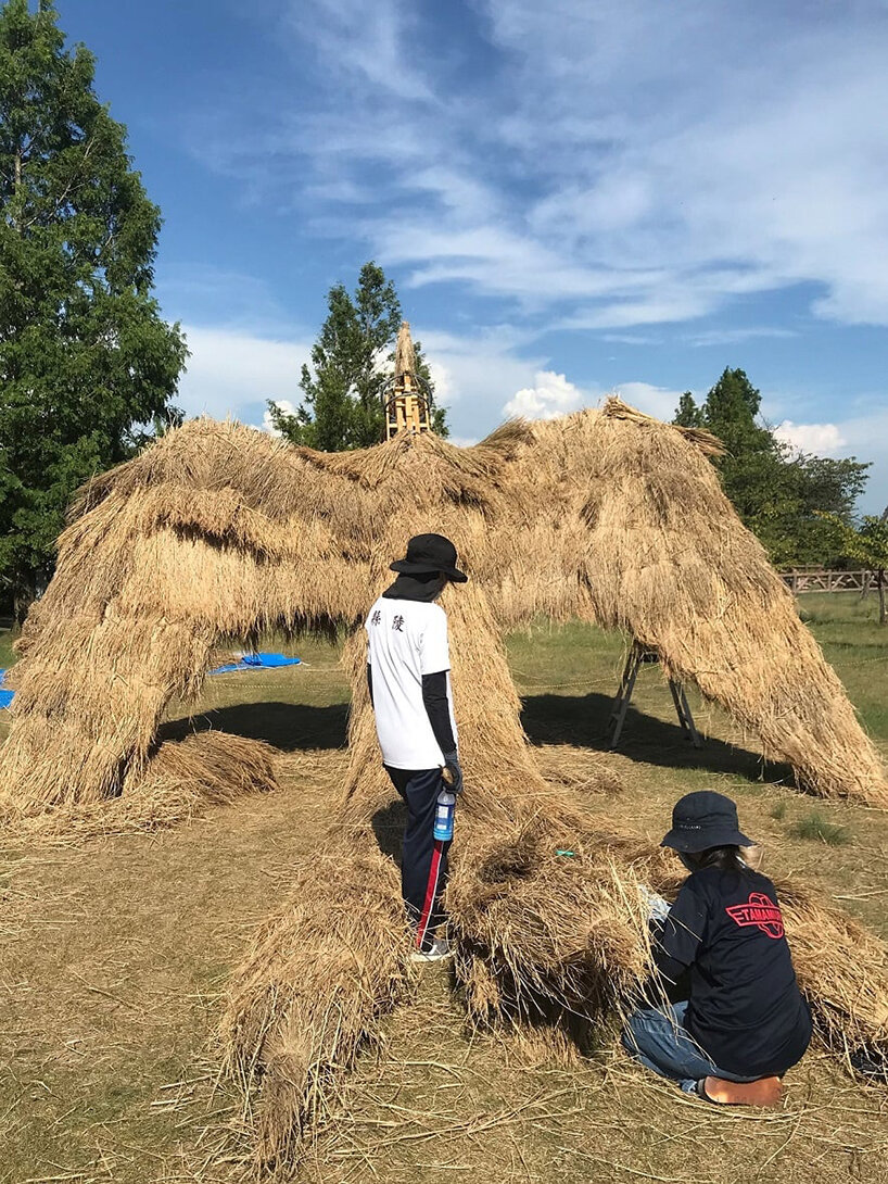 https://www.designboom.com/wp-content/uploads/2021/09/massive-sculptures-rice-straw-wara-art-festival-designboom-8.jpg