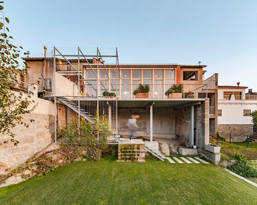 taller SAU's house in l’esquirol receives light and air through its V-shaped roof