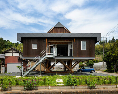 FT architects designs its japanese 'stilt house' with influence from indonesian farmhouses