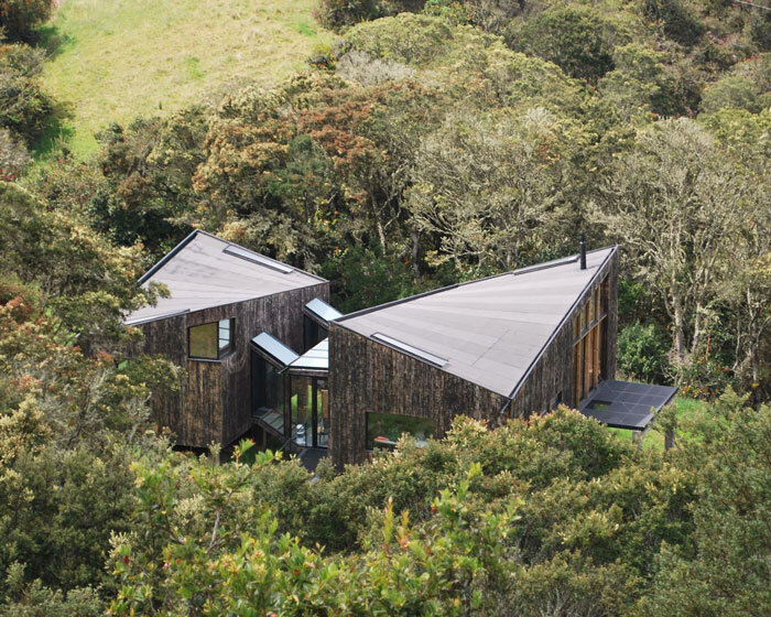 ZITA elevates a twisting house among a cloud forest in páramo, colombia