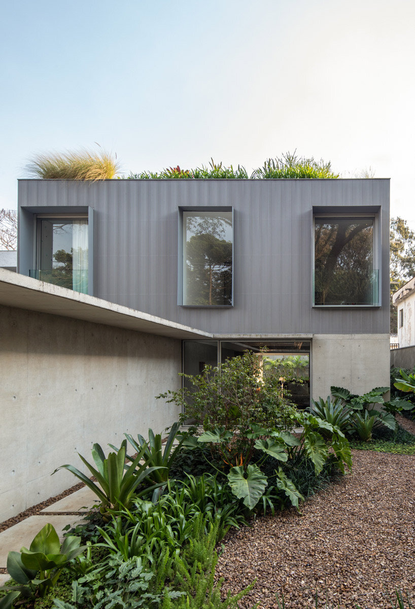 AR arquitetos adds a glass pivot door to 'house B' in são paulo