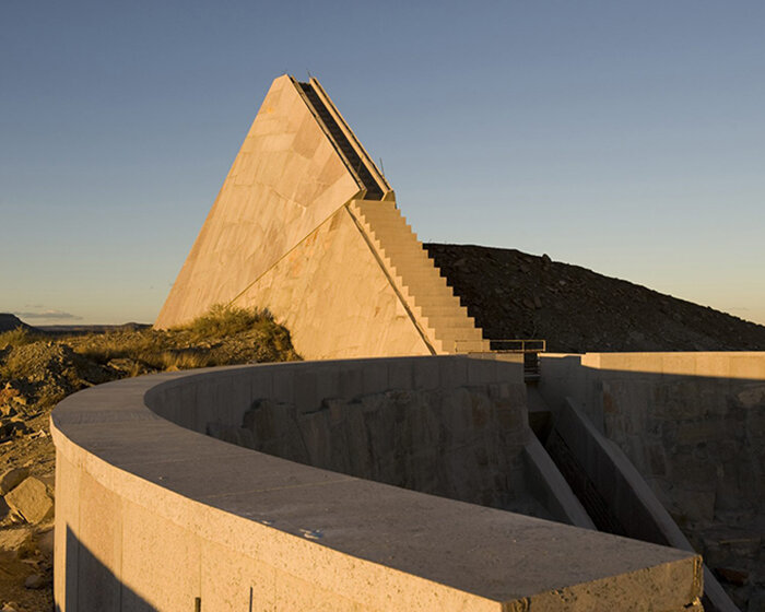 star axis: a naked-eye observatory projects cosmic dimensions into human scales