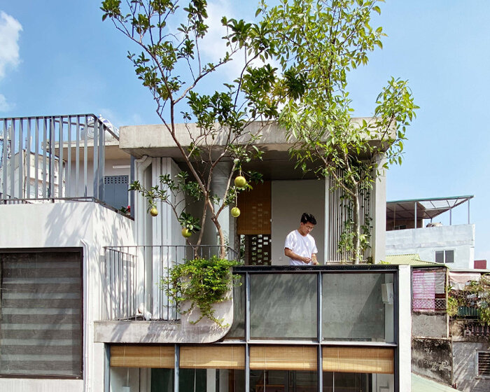 this narrow, five-storey vietnamese residence adapts to extreme urban density