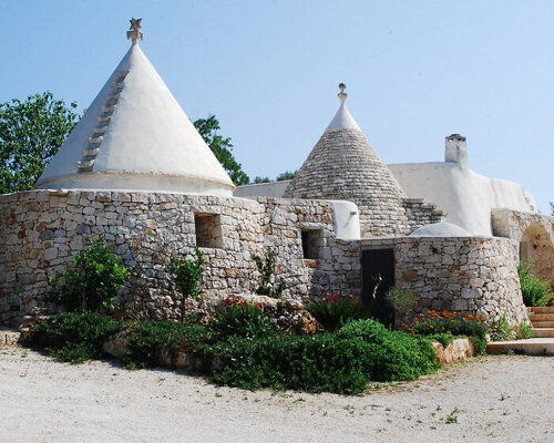 reisarchittetura renovates + expands traditional dry-stone structure in apulia, italy