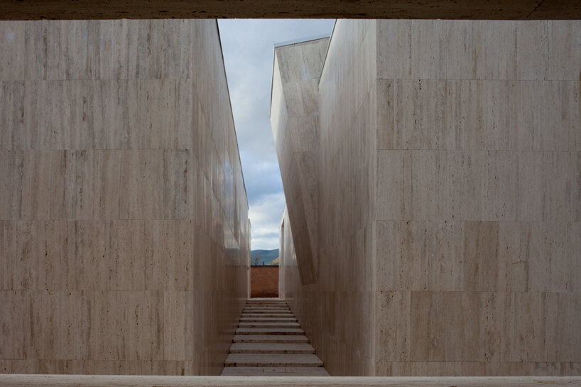 andrea dragoni completes contemplative cemetery extension in italy