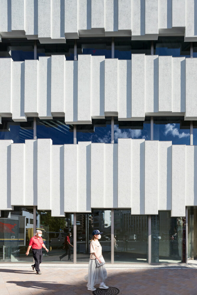 kengo kuma wraps corner building in tokyo with vertical concrete panels