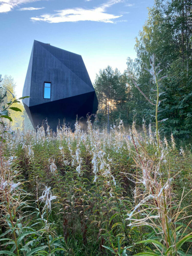ateljé sotamaa’s ‘meteorite’ residence emerges as a mystical dark object in finland