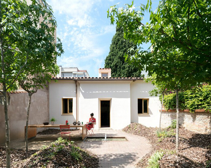 el fil verd completes bioclimatic restoration of 1940s brick house in barcelona