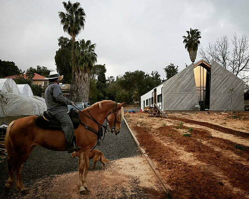 alon alexandroni completes barn-like family house in tel aviv countryside