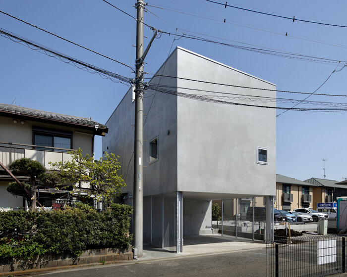 nao iwanari architects translates the spatial fluidity of an aquarium into this house in japan