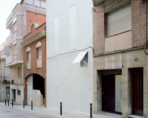 arquitectura-G designs its costa house as a porch around a garden in barcelona