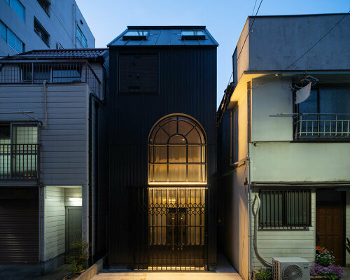 arte-1 architects designs a narrow house with a big glass door in tokyo