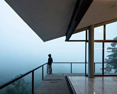 proyecto cafeína builds ‘casa cohuatichan’ on cliff edge, overlooking mexican cloud forest