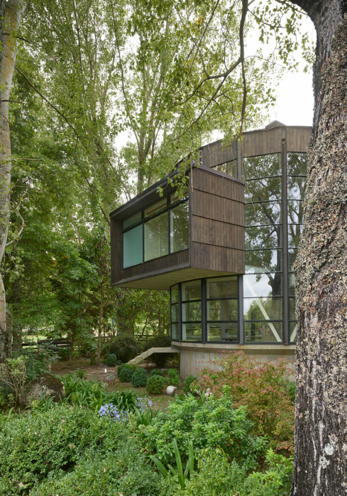 cristián izquierdo designs a cylindrical guest house in chile