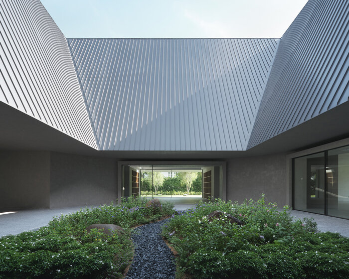 house of remembrance by neri&hu is a courtyard house surrounded by gardens