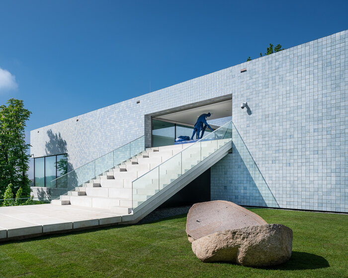 benthem crouwel wraps its arnhem museum extension in shimmering tiles