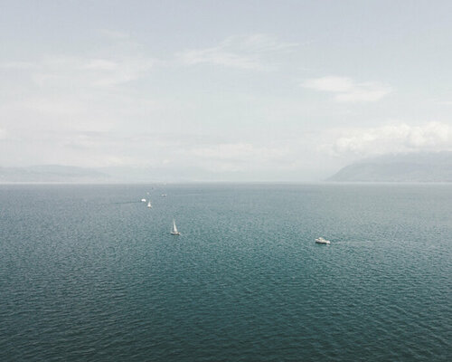 280+ boats assemble into a 59km-long franco-swiss border across lake geneva