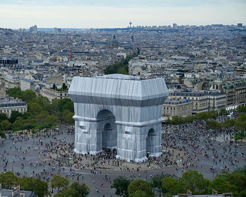 21_21 design sight brings christo and jeanne-claude's 'l’arc de triomphe, wrapped' to tokyo