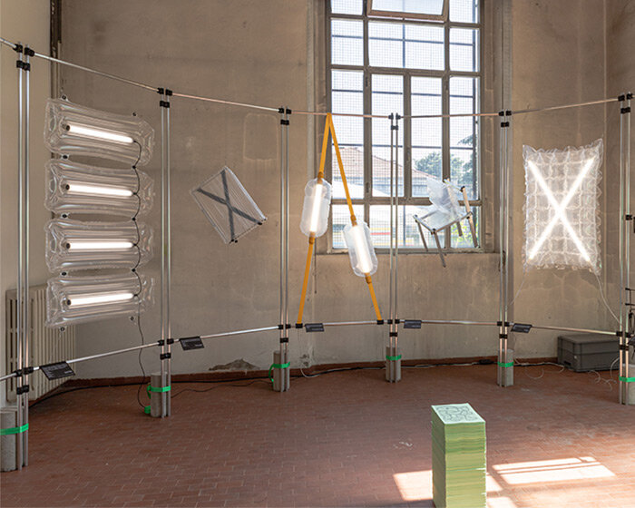 exhibition of inflatable objects explores air as construction material at alcova, milan