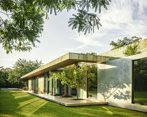 'casa akúun' harmonizes with the mexican landscape through its open facades