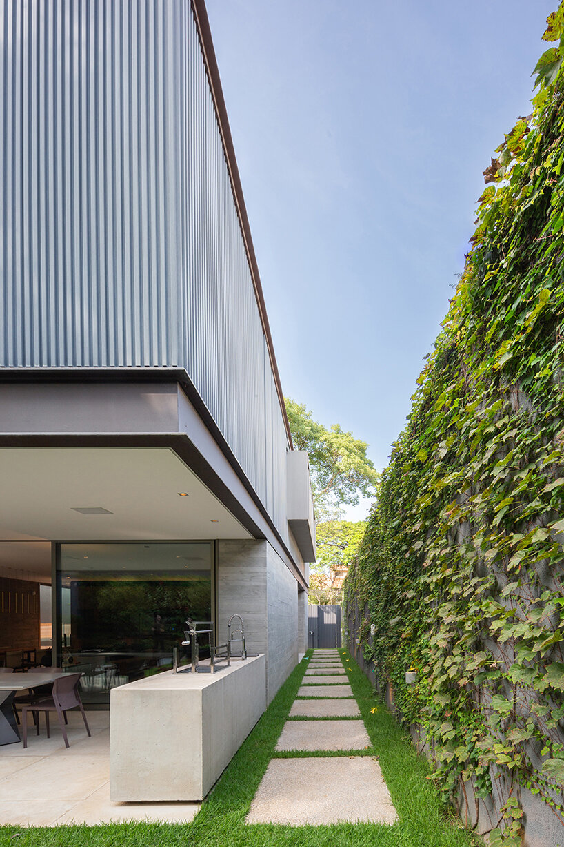 FCstudio completes 'bento house' in brazil with operable metal panels