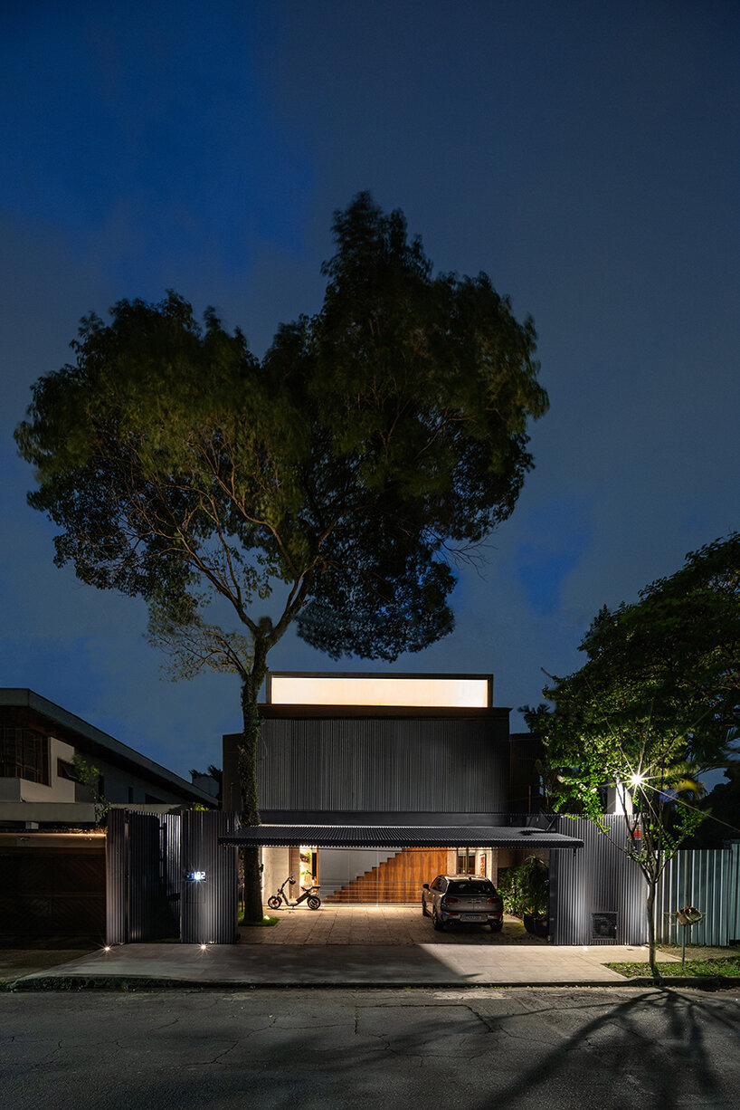 FCstudio completes 'bento house' in brazil with operable metal panels