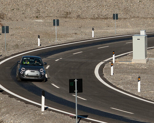 arena del futuro highway charges electric vehicles as they drive past