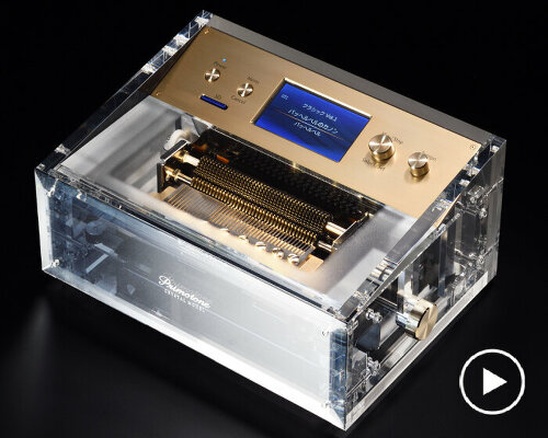 grand orgel plays using a music box, a fusion of acoustic and electronic piano