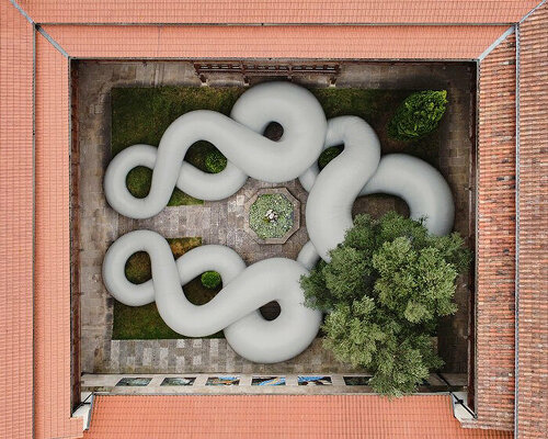 martillo neumático’s inflatable installation colonizes 16th-century courtyard in bilbao