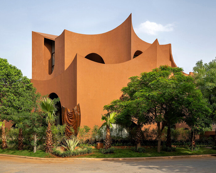 sanjay puri's 'mirai house' is a cluster of arches to shade from india's desert heat