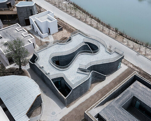 this curvilinear courtyard guest house recalls china's meandering rivers and lakes