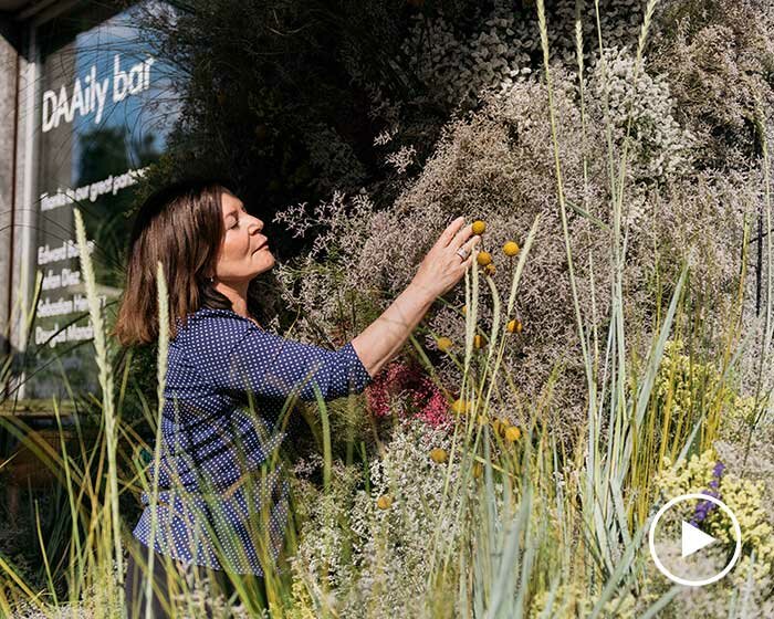 anne vitchen, dame des fleurs ritz paris, invades DAAily bar with flower installation