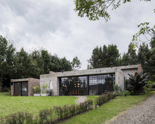 a.lugar designs its 'casa de arce' to harmonize with its garden site in colombia