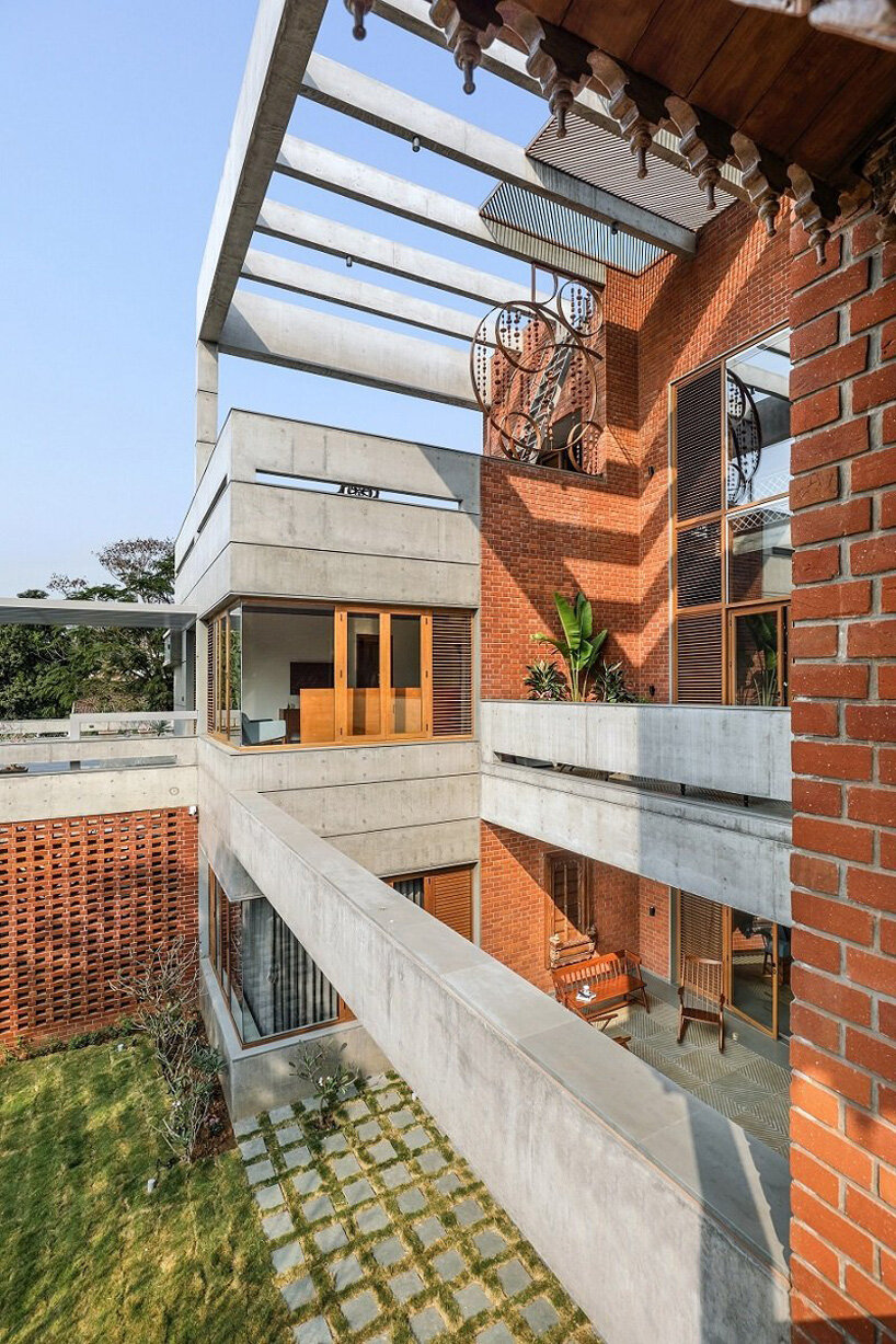 K.N. associates’ brick + RCC home celebrates indian heritage