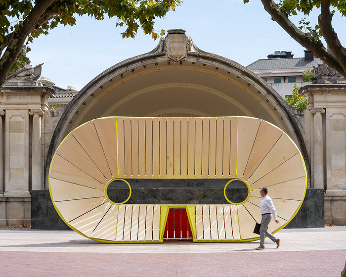 matali crasset's 'cielo oscuro' installation at concéntrico 08 evokes an owl-like presence