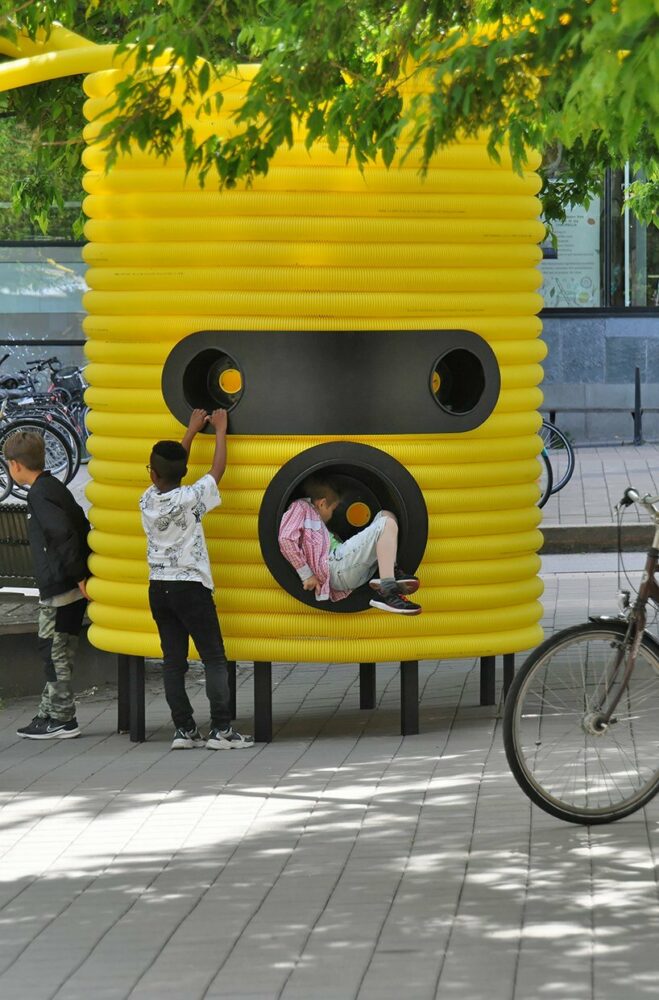 moradavaga's giant yellow characters are acoustically connected in a square in Sweden