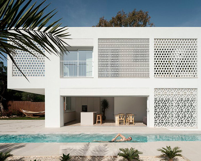 PLAYstudio’s 'more than white house' reinterprets coastal villas in spain