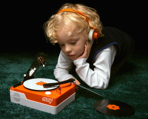 kid-friendly & portable turntable ‘PO-80’ is a DIY, lo-fi music maker