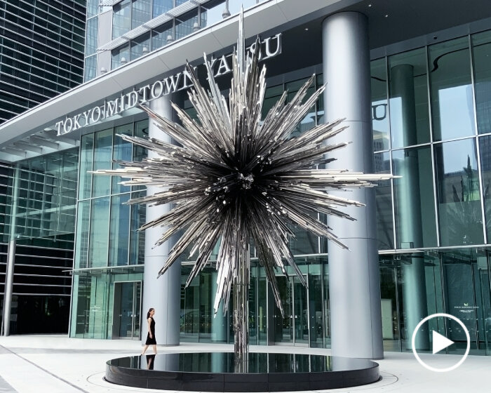 tokujin yoshioka sculpts 10-meter ‘star’ from 2,000+ octagonal & mirrored steel rods