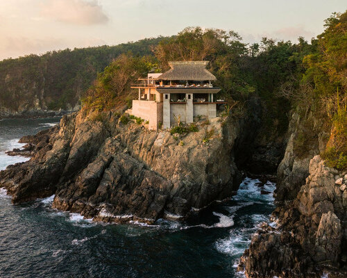 zozaya arquitectos' palapa-style casa acantilado emerges from mexico's coastal cliffs