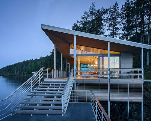 ‘boathouse’ straddles the threshold between the salish sea + orcas island’s woodlands