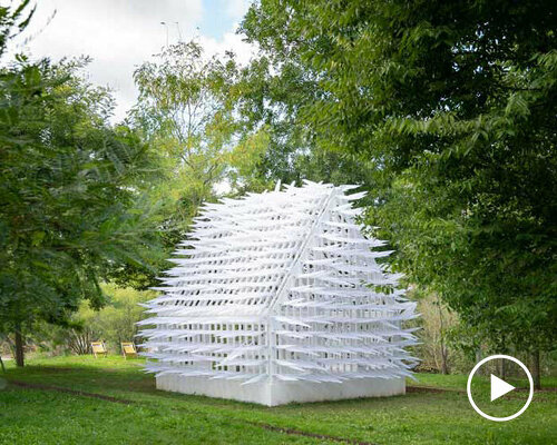 NEON recreates the 'shiver house' as a cabin with 1100 kinetic polycarbonate shingles