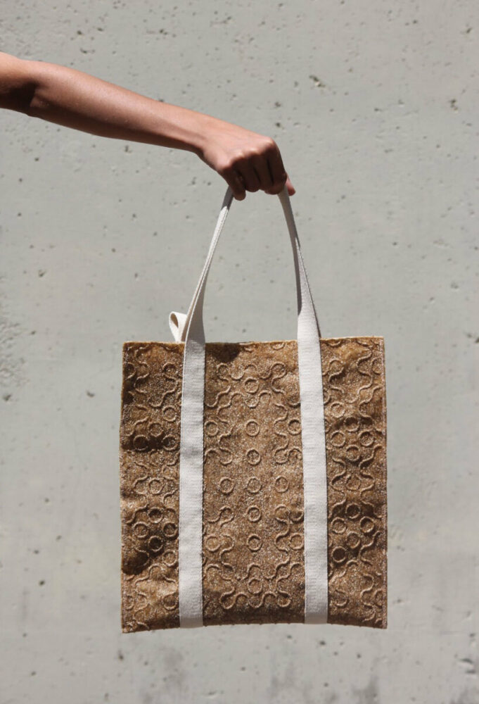 garlic husk bio-textile fabricates 'sacalho' tote bag promoting
